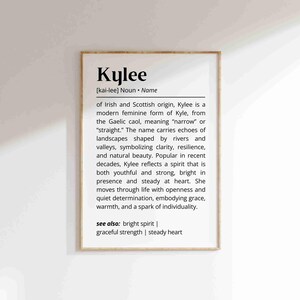 Pode incluir: Impressão emoldurada com o nome "Kylee". O texto descreve as origens irlandesas e escocesas do nome, seu significado e as qualidades associadas. A impressão também inclui a pronúncia e termos relacionados.
