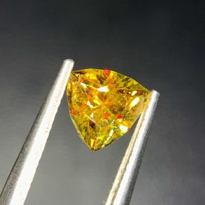 1,25 ct naturalnego żółtego sfenitu tytanitowego, szlifowany w trylionach, luzem | Rzadki kamień szlachetny w dyspersji ogniowej | Klejnot kolekcjonerski | Kamień jubilerski