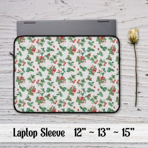 Könnte beinhalten: Eine weiße Laptop-Hülle mit einem sich wiederholenden Muster aus roten Erdbeeren und grünen Blättern. Die Hülle ist 12" bis 13" bis 15" groß. Laptop-Hülle 12" ~ 13" ~ 15"