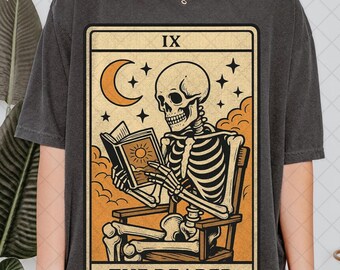 Comfortkleuren The Reader tarotkaartshirt, skeletleesshirt, uniseks tarotkaartshirt, cadeau boekenliefhebber, leesgrage cadeau, cadeau tarotliefhebber