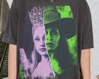 Camiseta gráfica con cara dividida del musical Wicked de Comfort Colors, inspirada en el estilo retro de Broadway, con estética de bruja buena y bruja mala.