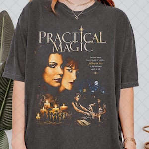 Camiseta Comfort Colors Vintage Practical Magic 1998, Camiseta de Halloween de la película de terror Practical Magic, Regalo para mujeres y hombres Camiseta unisex