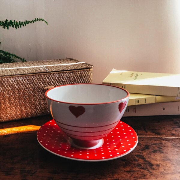 Bol rouge pour le petit-déjeuner