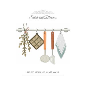 Könnte beinhalten: Ein gesticktes Küchenthema-Design mit einer Hängestange mit einem Kräuterbündel, einem Topflappen, einer Schöpfkelle, einem Spatel und einem Geschirrtuch. Das Design enthält den Text "Stitch and Bloom UA" und Dateitypinformationen.