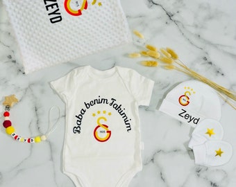 Galatasaray set babyrompertje, babydekentje, babyhandschoenen, babymutsje en speenketting