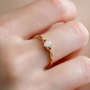 Zierlicher Opal Ring, Opal Marquise Ring, Minimalist gold Ring, Twisted Bandring, Sterling Silber Ring, Dünner Ring, Geschenke für sie