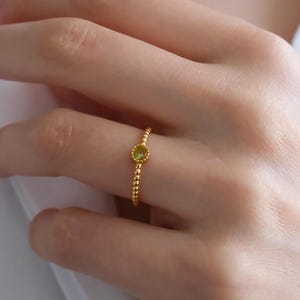 Anillo de peridoto natural, anillo minimalista de oro de 18k con la piedra natal de agosto, anillo de gema verde, pequeño anillo de peridoto