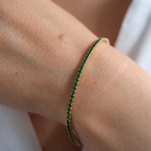 Bracelet tennis émeraude en or 14 carats, bracelet Dainty émeraude cz, bracelet tennis 2 mm, cadeaux pour elle, cadeaux de Noël