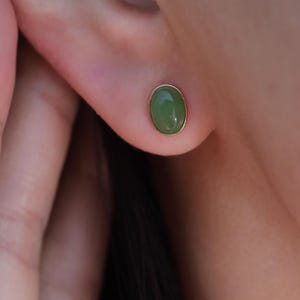 Delicati orecchini ovali in giada, orecchini in giada autentica, orecchini con pietre preziose verdi, orecchini in argento, regalo per lei, regalo di San Valentino
