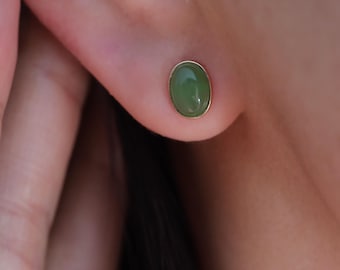 Zierliche ovale Jade Ohrstecker, Echte Jade Ohrringe, Grüne Edelstein Ohrringe, Silber Ohrringe, Geschenk für Sie, Valentinstag