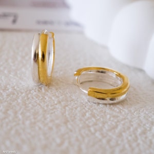 Zweifarbige Ohrringe, kleine Ohrringe, Minimalistische Ohrringe, 925 Silber Ohrringe, Geschenk für sie, gemischte Metallohrringe