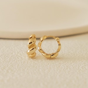 Delicati orecchini a cerchio in argento, orecchini minimalisti huggie, orecchini a cerchio intrecciati, orecchini a cerchio huggie, regalo per lei