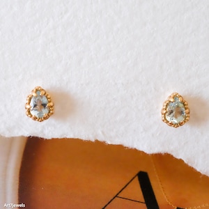 Delicati orecchini con acquamarina, piccoli orecchini con pietre preziose, pietra portafortuna di marzo, orecchini in argento sterling, regali per lei
