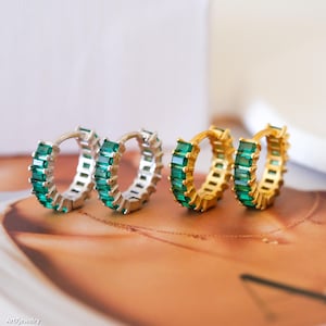 Boucles d'oreilles créoles émeraude baguette, délicates boucles d'oreilles huggie émeraude, petites créoles, bijoux élégants avec pierre de naissance, cadeaux pour elle