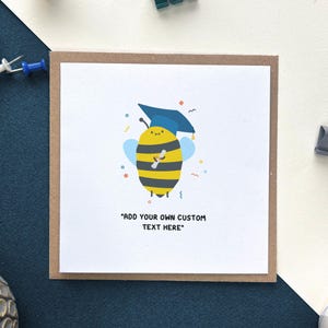 Tarjeta de graduación de abejas: personalícela con su propio texto, tarjeta de celebración con diploma de posgrado, ilustración encantadora de una abeja graduándose
