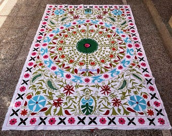 Tissu Suzani à fleurs brodé à la main | Grande tenture murale, couvre-lit ou nappe en coton multicolore | Décoration d'intérieur bohème artisanale