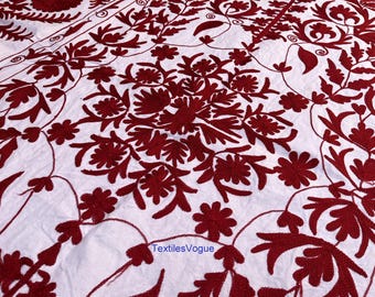Tissu en coton à fleurs rouge brodé à la main | Filetage intégral botanique sur base ivoire | Textile artisanal de luxe pour la mode et la décoration intérieure