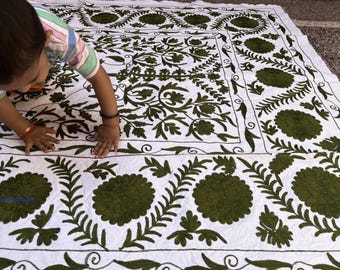 Textiles Tapisserie Suzani à fleurs brodées Vogue, vert olive et blanc, motif indien traditionnel