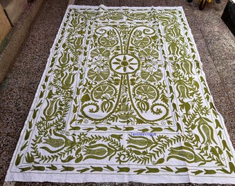 Tissu Suzani vert olive brodé à la main | Grande tenture murale, couvre-lit ou nappe en coton botanique | Décoration d'intérieur bohème artisanale