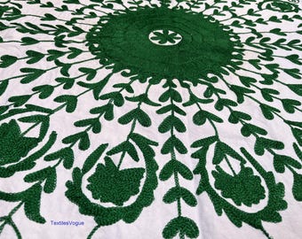 Nappe brodée de mandalas floraux faits main, vert et blanc, motif Suzani traditionnel