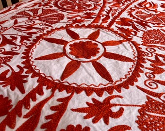 Chemin de table traditionnel brodé à la main, motif floral rouge et blanc, art populaire