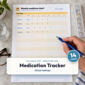 Könnte beinhalten: Ein wöchentlicher Medikamentenplan auf weißem Papier mit gelben horizontalen Zeilen. Die Überschrift lautet Weekly medicine chart und Week of Oct 5. Er enthält Spalten für Medikamentennamen, Dosierungen und Ankreuzfelder für morgens und abends für jeden Wochentag. Ein blauer Stift markiert ein Kästchen auf dem Formular.