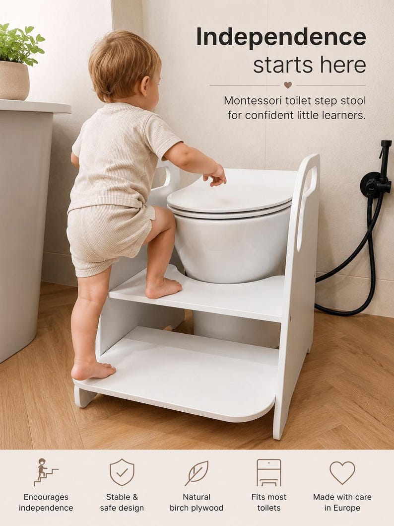 Pode incluir: Um degrau de madeira branca para sanita com dois n&iacute;veis e pegas laterais. O texto na imagem do produto diz: Independence starts here, Montessori toilet step stool for confident little learners, Encourages independence, Stable & safe design, Natural birch plywood, Fits most toilets, Made with care in Europe.