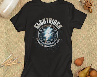 Lustiges Elektriker T-Shirt 'Wächter des Stromes - Herr der Lichter' - Elektriker Geschenk, Berufsstolz Tee, Humorvolles Handwerker Shirt