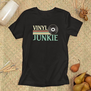 Vinyl junkie T-shirt for men | Retro Music Shirt for Plattenskmler & DJs | Funny gift for music lovers and records fans