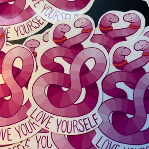 Geïllustreerde vinylsticker "Love yourself regenworm" - Origineel cadeau voor vrienden, broers en zussen, cadeau voor mezelf