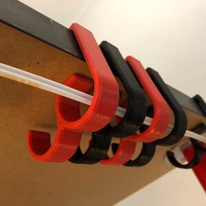 カスタマイズ可能な3Dプリント製デスクケーブルマネジメントクリップ - サイズ34mm