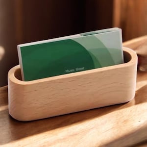 Visitenkarten-Halter aus Holz mit Stiftschlitz – Schreibtisch Organizer & Namenskarten-Aufsteller