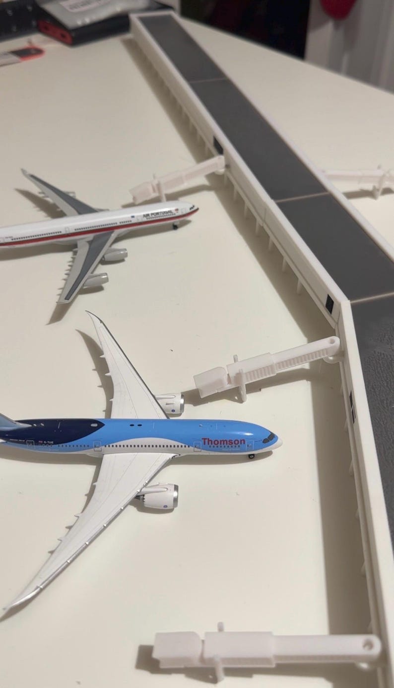 Maquette Aéroport Schiphol Terminal 1/500 Avec 13 Portes - Collection Avions Civils