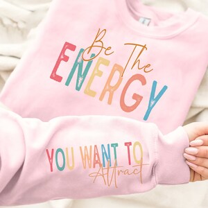 Sii l'energia Svg che vuoi attirare Svg Png, Felpa con maniche Design Svg, Amore per te stesso Svg, Affermazioni quotidiane positive Svg Motivazionali Svg
