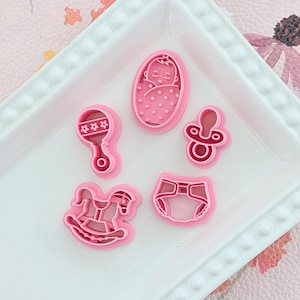 Emporte-pièces en pâte polymère sur le thème de bébé : hochet, tétine, couche, cheval à bascule