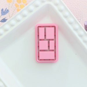 Könnte beinhalten: Rosa Silikonform mit sechs rechteckigen Formen in verschiedenen Größen. Die Form ist zum Erstellen von Kunsthandwerk aus Harz gedacht.