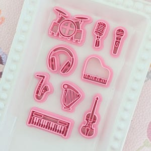 Musiksammlung Ausstanzteile aus Polymer Clay: Schlagzeug, Mikrofone, Kopfhörer, Klavier, Saxophon, Harfe, Violine