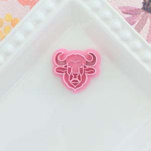 Può includere: Tagliapasta in plastica rosa a forma di testa di bufalo.