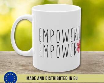 Feministische Quote Mok | Witte mok van keramiek met tekst 'Empowered Women Empower Women' en roze bloem | 11oz