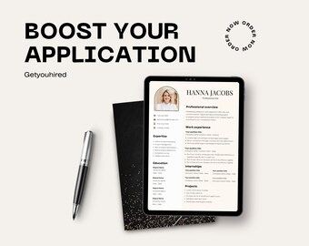 Może przedstawiać: Tablet cyfrowy wyświetlający szablon CV z nazwiskiem "Hanna Jacobs". U góry widnieją słowa "BOOST YOUR APPLICATION", a pod nimi "Getyouhired". Widoczny jest również srebrny długopis i czarny notatnik.