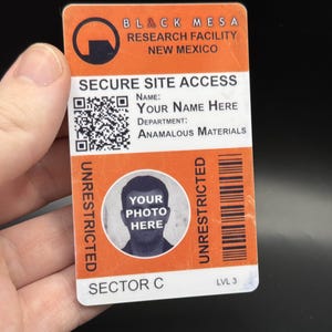 Może przedstawiać: Pomarańczowa i biała karta identyfikacyjna Black Mesa Research Facility. Karta zawiera napis "Secure Site Access" i zawiera tekst "Your Name Here" i "Anamalous Materials". Posiada miejsce na zdjęcie i tekst "Sector C".