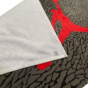 Pu&ograve; includere: Asciugamano bianco con stampa di elefante rosso e grigio. L'asciugamano ha un timbro viola "SAMPLE".