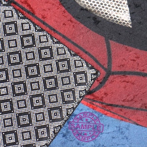 Puede incluir: Primer plano de una tela negra y blanca con un patr&oacute;n geom&eacute;trico. La tela est&aacute; junto a una tela roja y negra con un dise&ntilde;o de telara&ntilde;a. La palabra "SAMPLE" est&aacute; impresa en un c&iacute;rculo en la tela roja y negra.