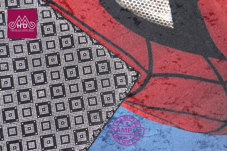 Puede incluir: Primer plano de una tela negra y blanca con un patr&oacute;n geom&eacute;trico. La tela est&aacute; junto a una tela roja y negra con un dise&ntilde;o de telara&ntilde;a. La palabra "SAMPLE" est&aacute; impresa en un c&iacute;rculo en la tela roja y negra.