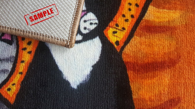 Pu&ograve; includere: Primo piano di un tappeto colorato con un design di animali in bianco e nero. Il tappeto ha un bordo marrone e un timbro rosso "SAMPLE" nell'angolo in alto a sinistra.