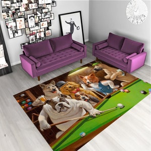 Könnte beinhalten: Ein grüner Filz-Billardtisch mit einer Gruppe von Cartoon-Hunden, die Billard spielen. Die Hunde tragen Kleidung und Hüte. Der Teppich ist braun mit einer Holzmaserung. Im Hintergrund befinden sich zwei lila Sofas.
