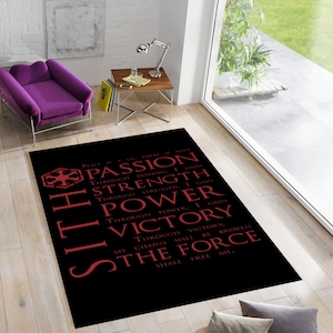 Puede incluir: Alfombra negra y roja con el texto "SITH" en letras rojas grandes. El texto "Place is a lie, there is only" está escrito en rojo sobre la palabra "SITH". El texto continúa con "Passion through passion, gain strength through strength, gain power through power, gain victory through victory, my chains will be broken by the force shall free me."