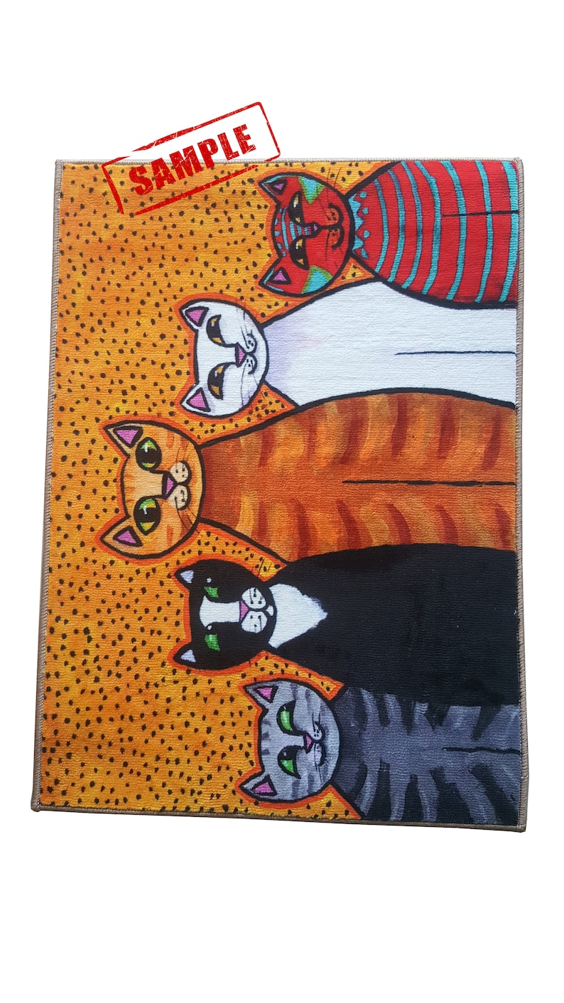 Pu&ograve; includere: Un tappeto colorato con un design di cinque gatti in fila. I gatti sono tutti di colori diversi e hanno diversi motivi sulla loro pelliccia. Lo sfondo del tappeto &egrave; di un arancione brillante con punti neri.