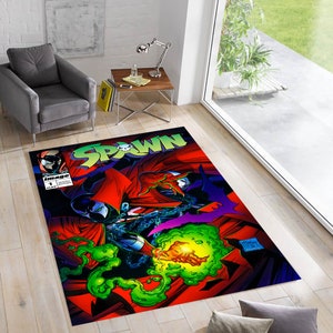 Könnte beinhalten: Ein roter und schwarzer Comic-Teppich mit dem Charakter Spawn. Der Teppich hat einen grün-violetten Hintergrund mit den aufgedruckten Worten "Spawn" und "Image".