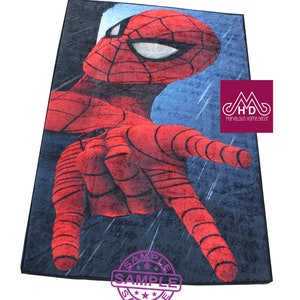 Puede incluir: Una alfombra roja y azul con una imagen de dibujos animados de Spiderman. La alfombra tiene un borde negro y un fondo azul con gotas de lluvia blancas. El texto "SAMPLE" est&aacute; impreso en morado sobre un c&iacute;rculo blanco.